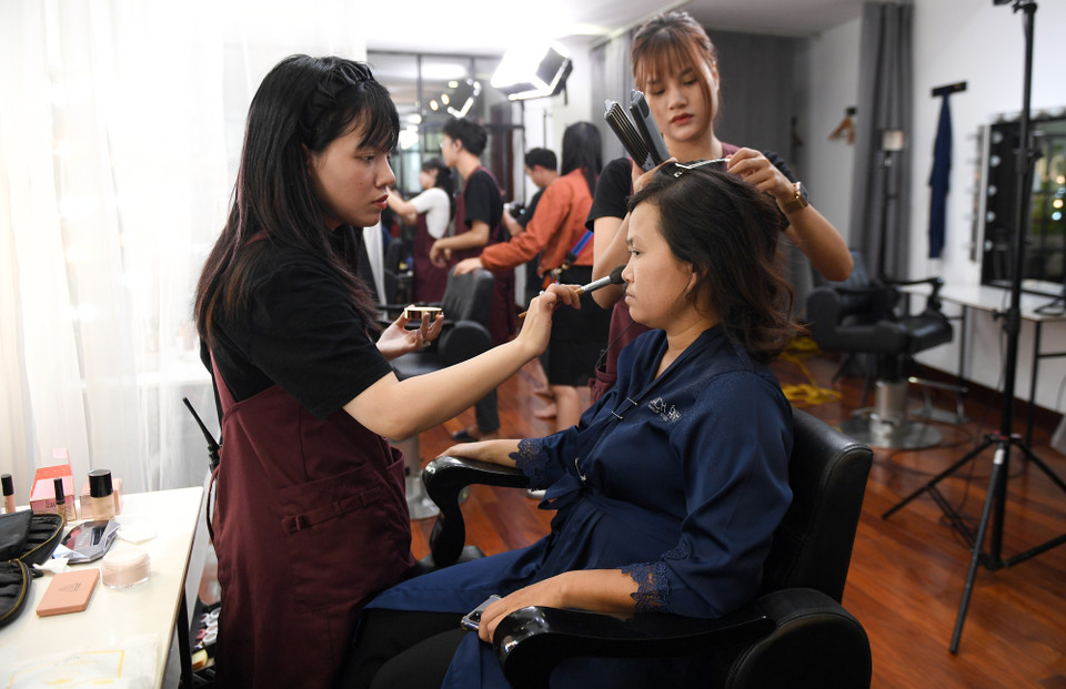 Chị Nguyễn Thị Kim Lâm khá hồi hộp khi được các nhân viên chăm sóc. Nhận lời mời tham gia sự kiện này chị rất hạnh phúc và mong chờ được ngắm diện mạo mới của mình. (Ảnh: CTV/Vietnam+)