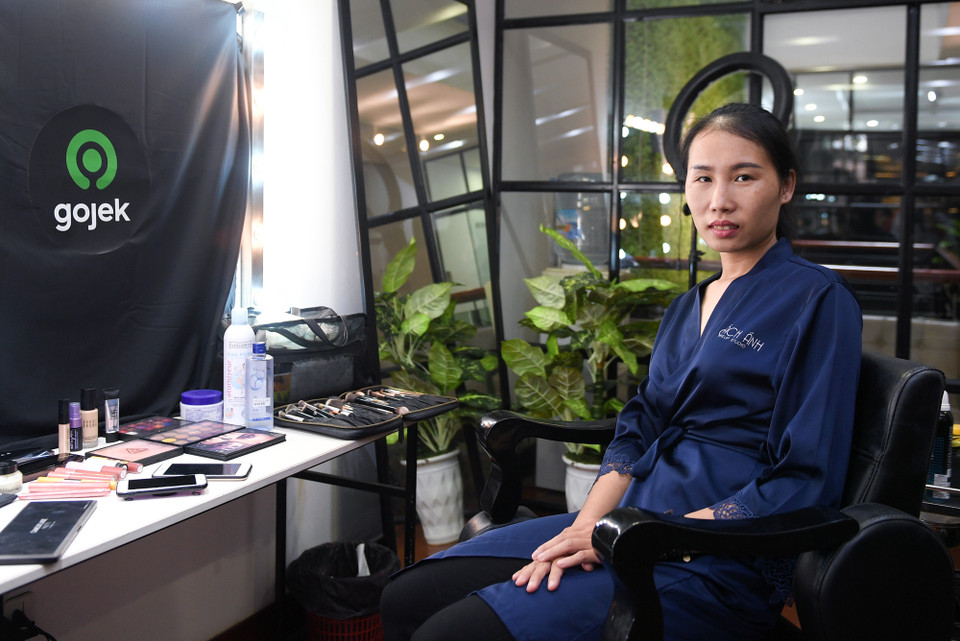 Hầu hết các chị em đều chưa bao giờ trang điểm và ít có thời gian quan tâm chăm sóc ngoại hình. (Ảnh: CTV/Vietnam+)