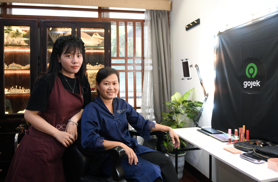 Nhằm tôn vinh các đối tác tài xế đã đồng hành với hãng, Gojek đã hợp tác cùng thương hiệu Lemonade lựa chọn ngẫu nhiên 3 chị em tham gia buổi trang điểm và làm tóc, chia sẻ bí quyết làm đẹp cho họ. (Ảnh: CTV/Vietnam)