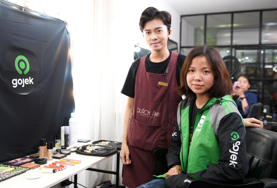 Với thông điệp 'Phụ nữ Việt Nam, đừng quên xinh đẹp,' không giống như hoạt động trang điểm làm tóc bình thường, các nữ đối tác được giữ bí mật về quá trình trang điểm, chỉ được soi gương trước và sau khi công việc hoàn thành. (Ảnh: CTV/Vietnam+)