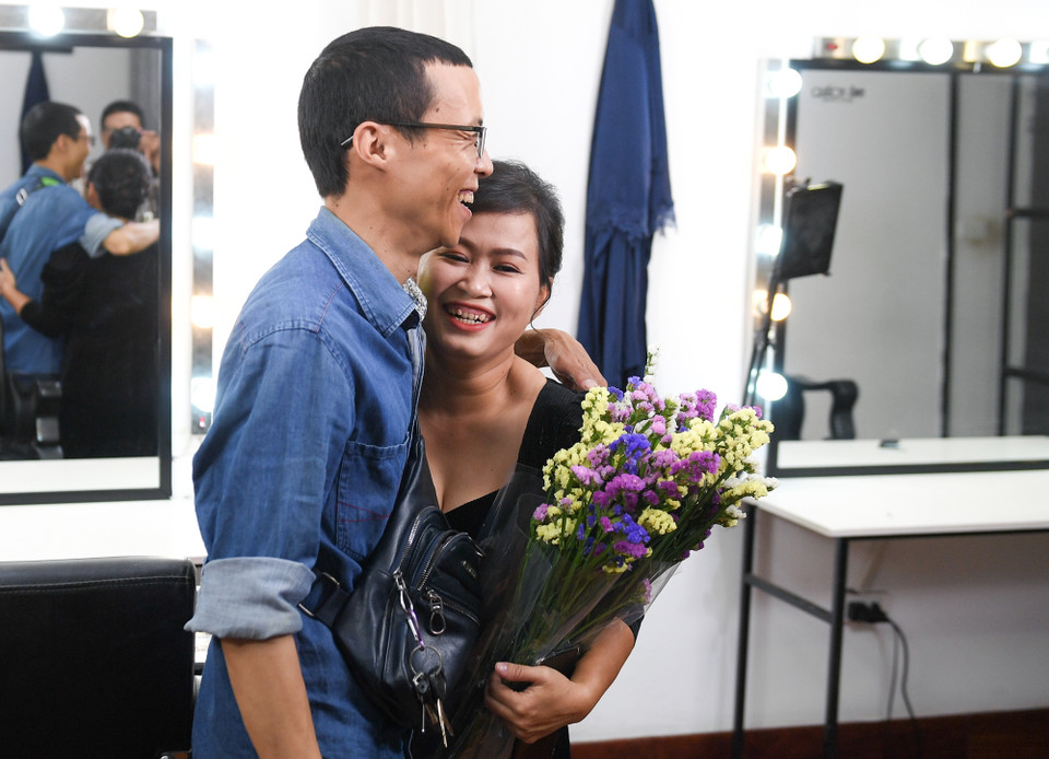 Người bạn của chị Lâm cũng reo vui vì thấy bạn mình trông đẹp hơn nhiều. Cả hai đều hạnh phúc vì Gojek đã bí mật liên hệ để người thân các nữ tài xế, chuẩn bị hoa và quà đến để chúc mừng họ. (Ảnh:CTV/Vietnam+)