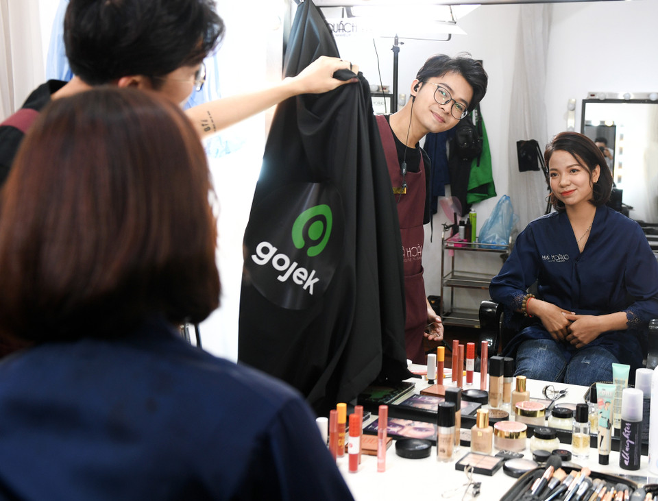 Điều bất ngờ hiện lên sau khi tấm rèm phủ gương được kéo ra, mọi người đều thích thú, ngạc nhiên vì từ lâu đã quên mất mình có thể xinh đẹp như thế nào. (Ảnh:CTV/Vietnam+)