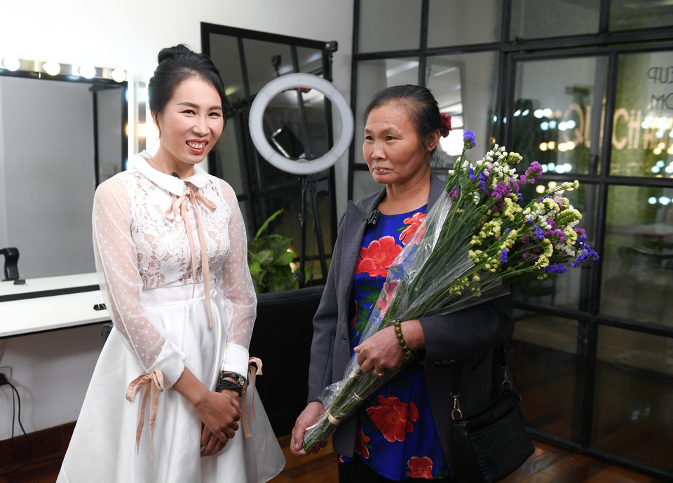 Cô Nguyễn Thị Sinh, mẹ của đối tác tài xế Hoa, rưng rưng cảm động khi tận mắt thấy cô con gái của mình xinh đẹp hơn sau lần “lột xác” này. (Ảnh: CTV/Vietnam+)
