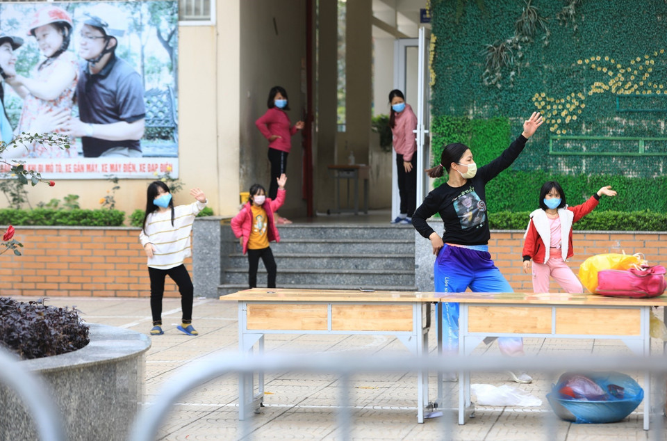  Một giáo viên phát động 'Vũ điệu rửa tay' giúp các em học sinh vui vẻ hơn trong khu cách ly. (Ảnh: Thành Đạt/TTXVN)