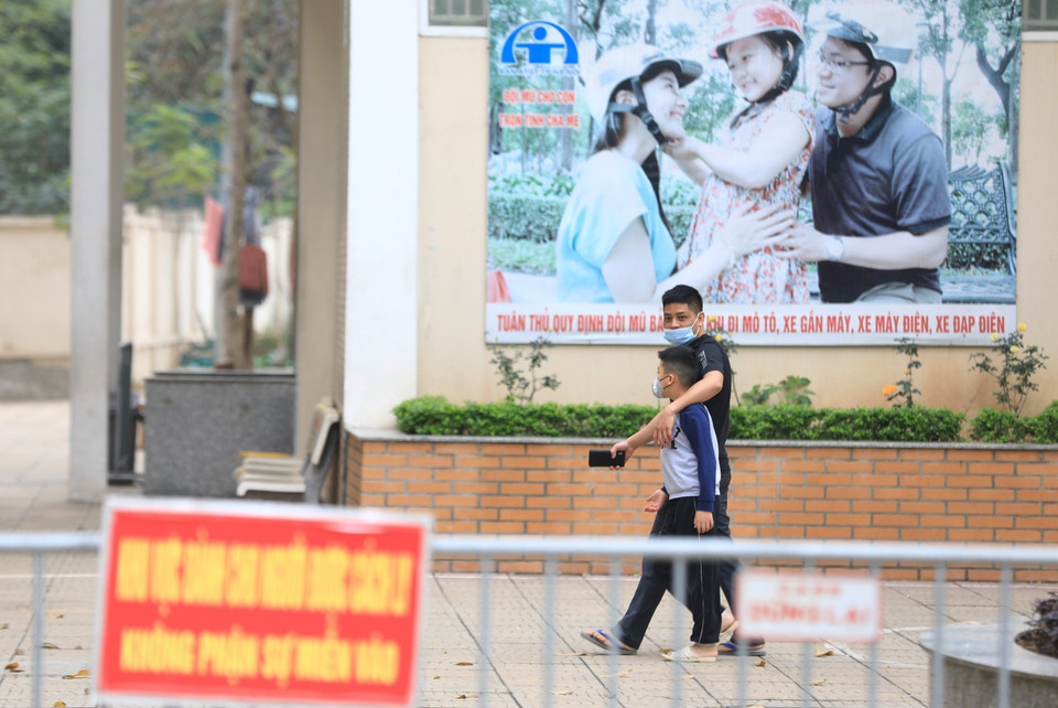 Rất nhiều phụ huynh đã đồng hành cùng học sinh tại khu cách ly tập trung. (Ảnh: Thành Đạt/TTXVN)