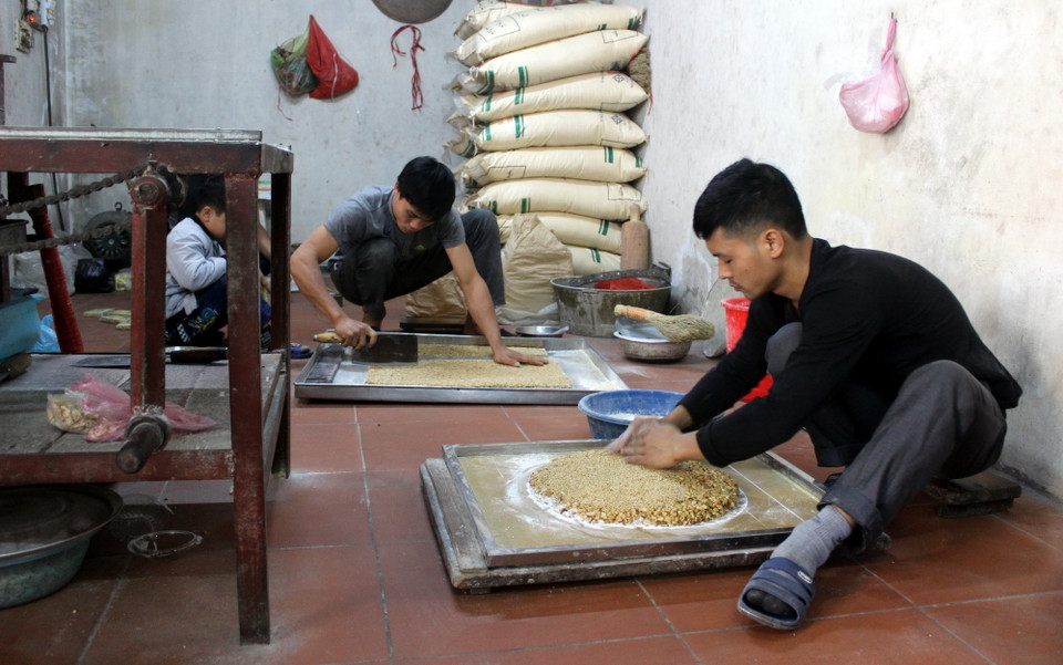 Toàn thôn Thượng Nông có khoảng 20 hộ làm nghề sản xuất kẹo lạc thủ công. (Ảnh: Nguyễn Lành/TTXVN)