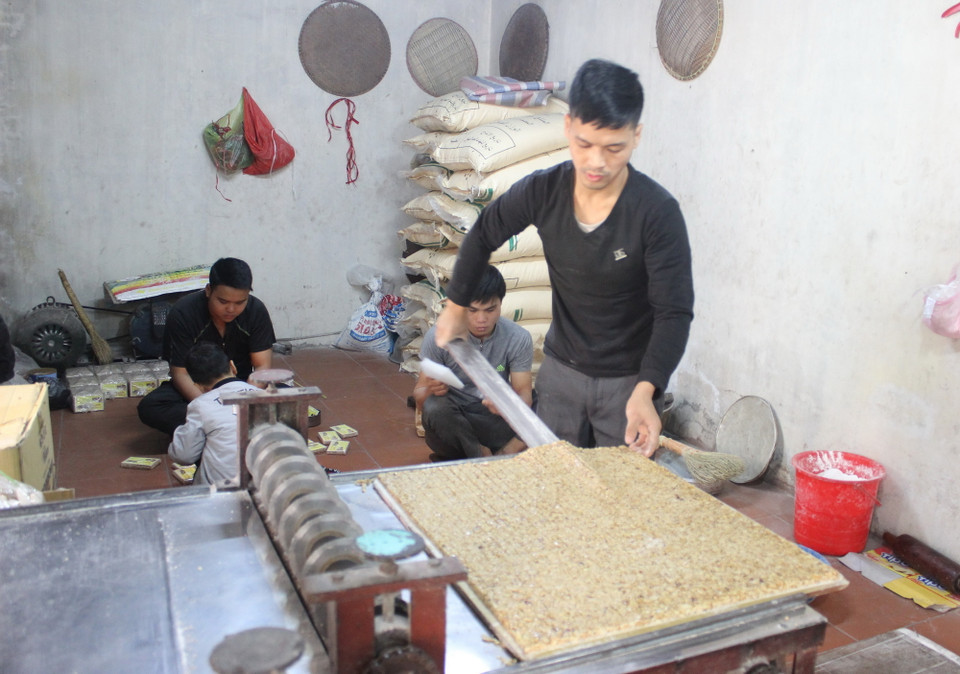 Các cơ sở sản xuất trong làng mỗi ngày có thể khoảng 3 tạ kẹo các loại cung ứng ra thị trường. (Ảnh: Nguyễn Lành/TTXVN)