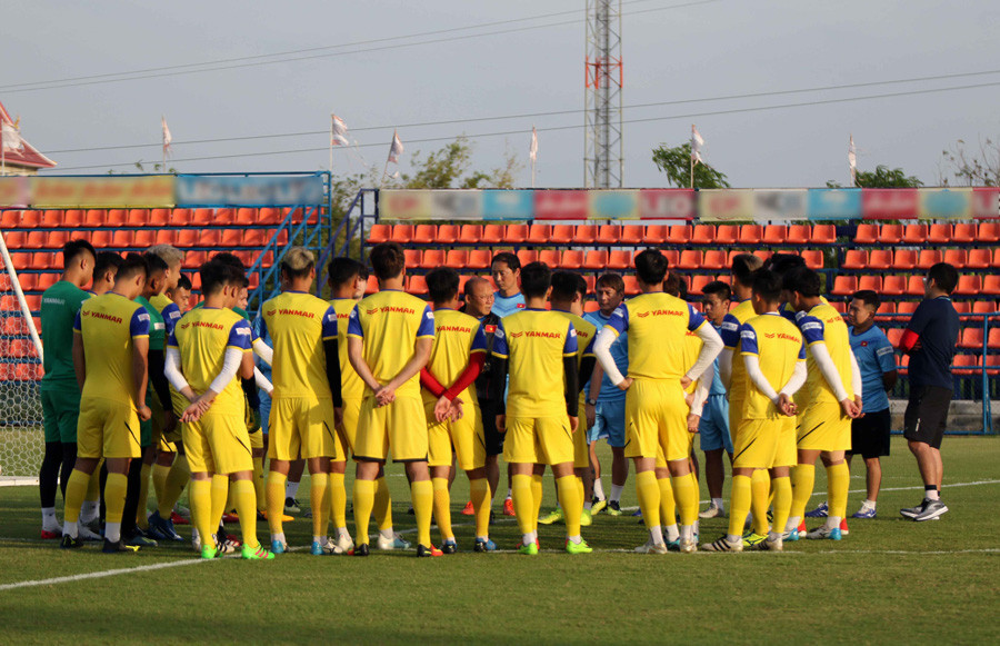 HLV Park Hang-seo dặn dò các cầu thủ U23 Việt Nam tại buổi tập. (Nguồn: VFF)