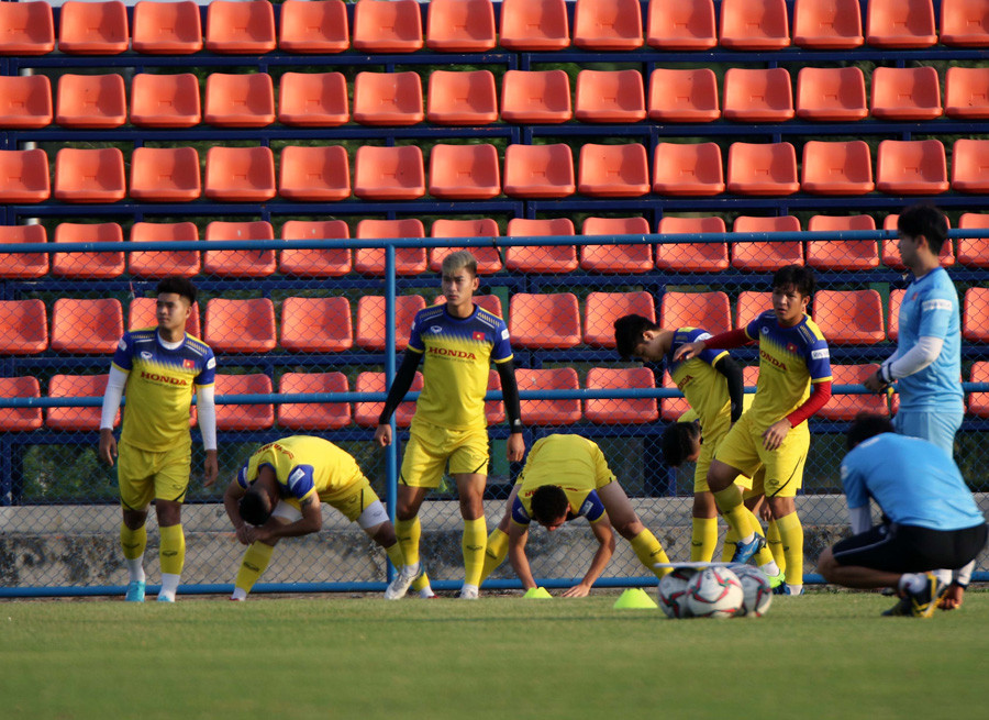 Các cầu thủ khởi động trước khi bước vào buổi tập. (Nguồn: VFF)