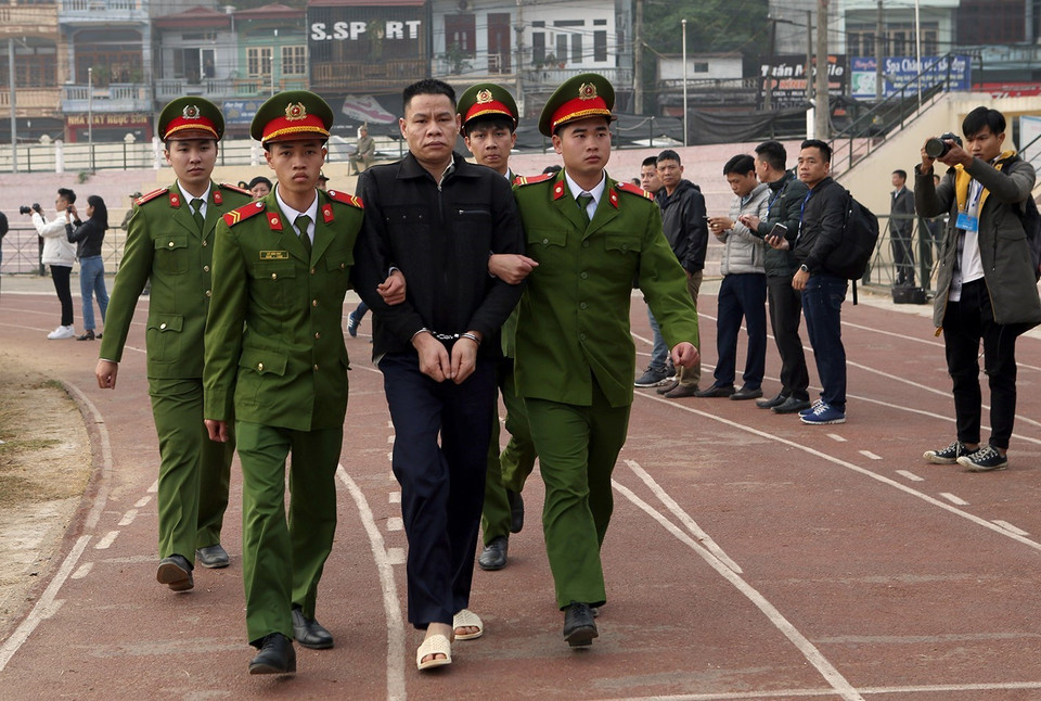 Bị cáo Vì Văn Toán bị dẫn giải tới phiên tòa. (Ảnh: Phan Tuấn Anh/TTXVN)