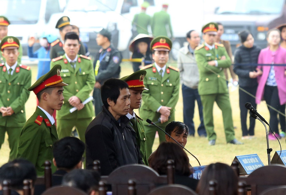 Các bị cáo trả lời trước tòa. (Ảnh: Phan Tuấn Anh/TTXVN)