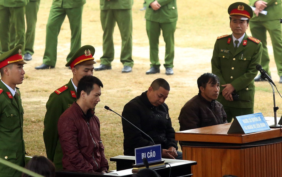 Các bị cáo trả lời trước tòa. (Ảnh: Phan Tuấn Anh/TTXVN)