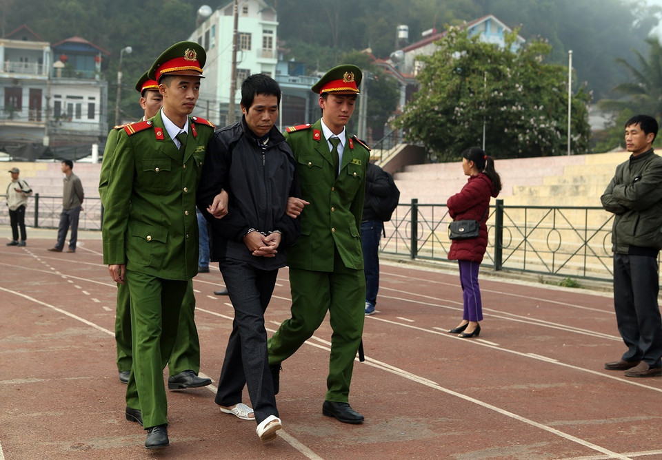 Các bị cáo Cầm Văn Chương bị dẫn giải tới phiên tòa. (Ảnh: Phan Tuấn Anh/TTXVN)