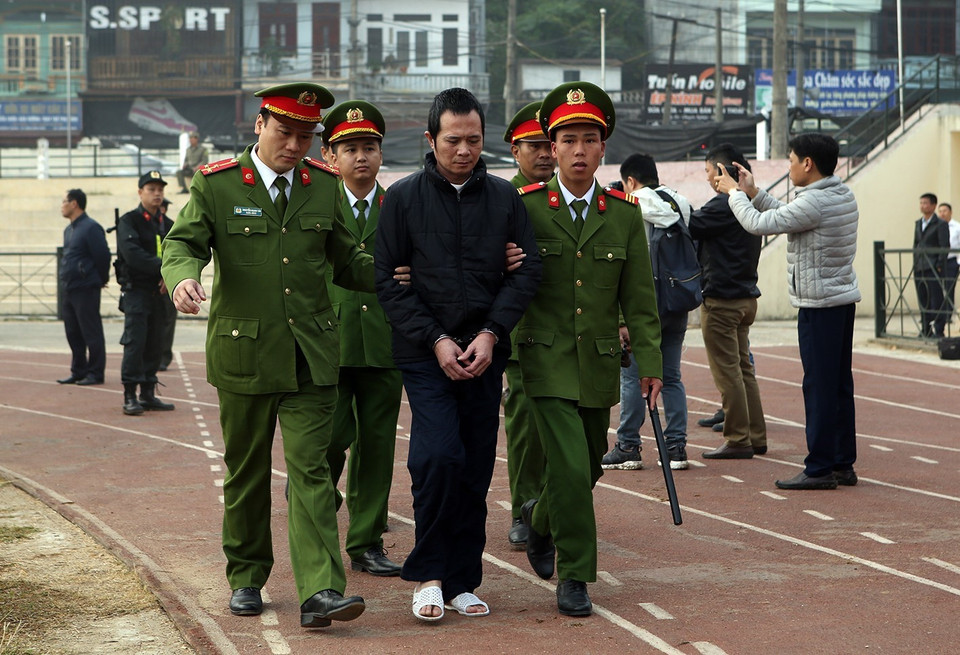 Bị cáo Lường Văn Hùng bị dẫn giải tới phiên tòa. (Ảnh: Phan Tuấn Anh/TTXVN)