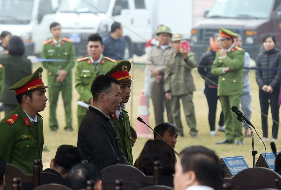 Các bị cáo trả lời trước tòa. (Ảnh: Phan Tuấn Anh/TTXVN)