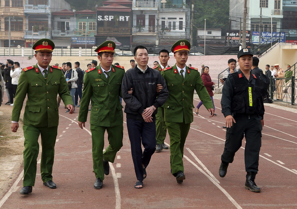 Bị cáo Lường Văn Hùng bị dẫn giải tới phiên tòa. (Ảnh: Phan Tuấn Anh/TTXVN)