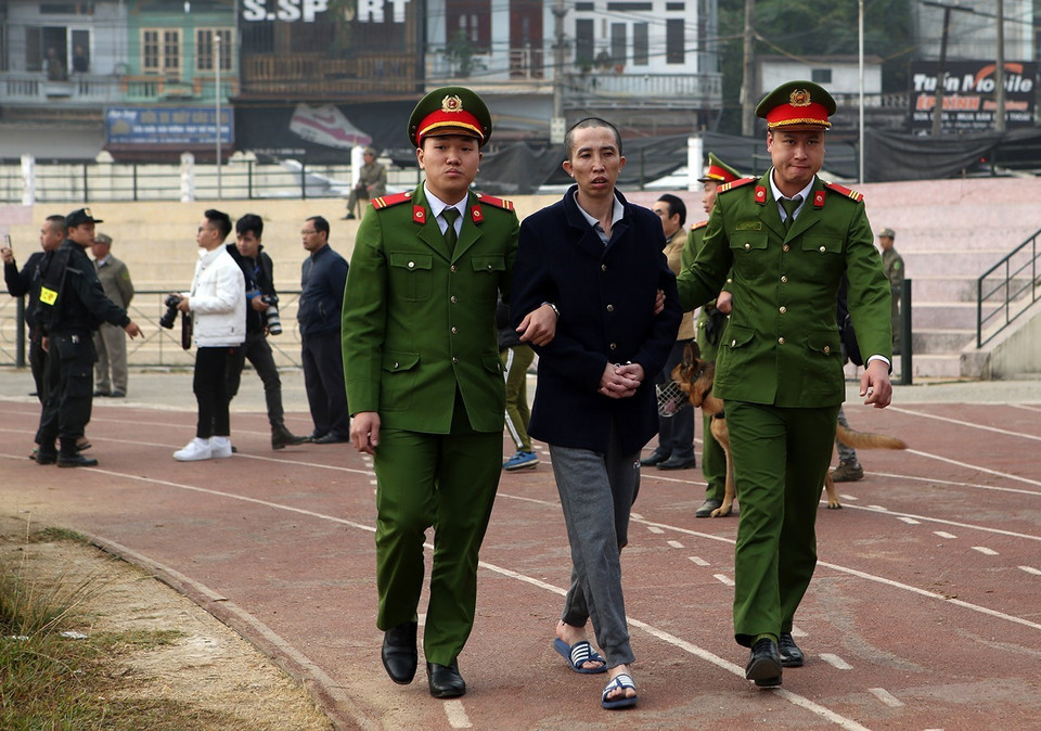 Bị cáo Bùi Văn Công bị dẫn giải tới phiên tòa. (Ảnh: Phan Tuấn Anh/TTXVN)