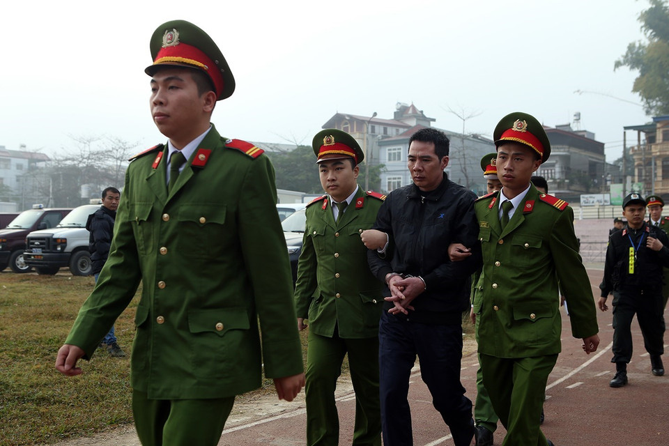 Bị cáo Phạm Văn Nhiệm bị dẫn giải tới phiên tòa. (Ảnh: Phan Tuấn Anh/TTXVN)