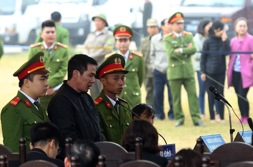 Các bị cáo trả lời trước tòa. (Ảnh: Phan Tuấn Anh/TTXVN)