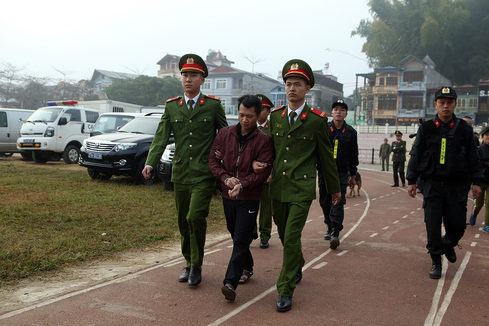 Bị cáo Vương Văn Hùng bị dẫn giải tới phiên tòa. (Ảnh: Phan Tuấn Anh/TTXVN)