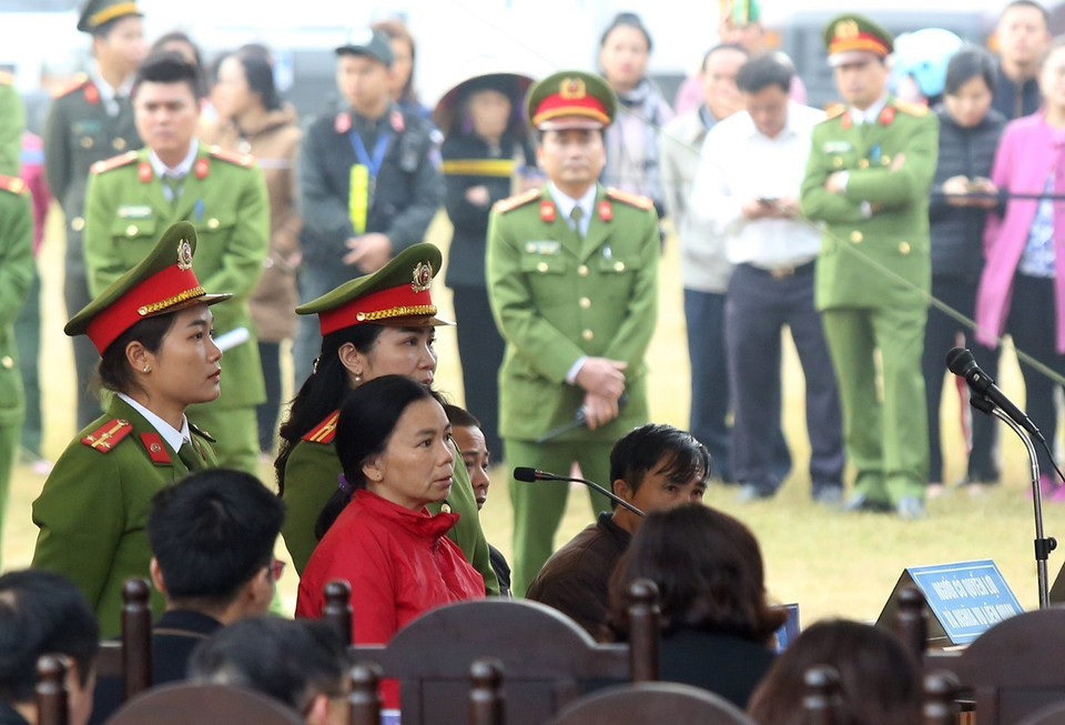 Bị cáo Bùi Kim Thu trả lời trước tòa. (Ảnh: Phan Tuấn Anh/TTXVN)