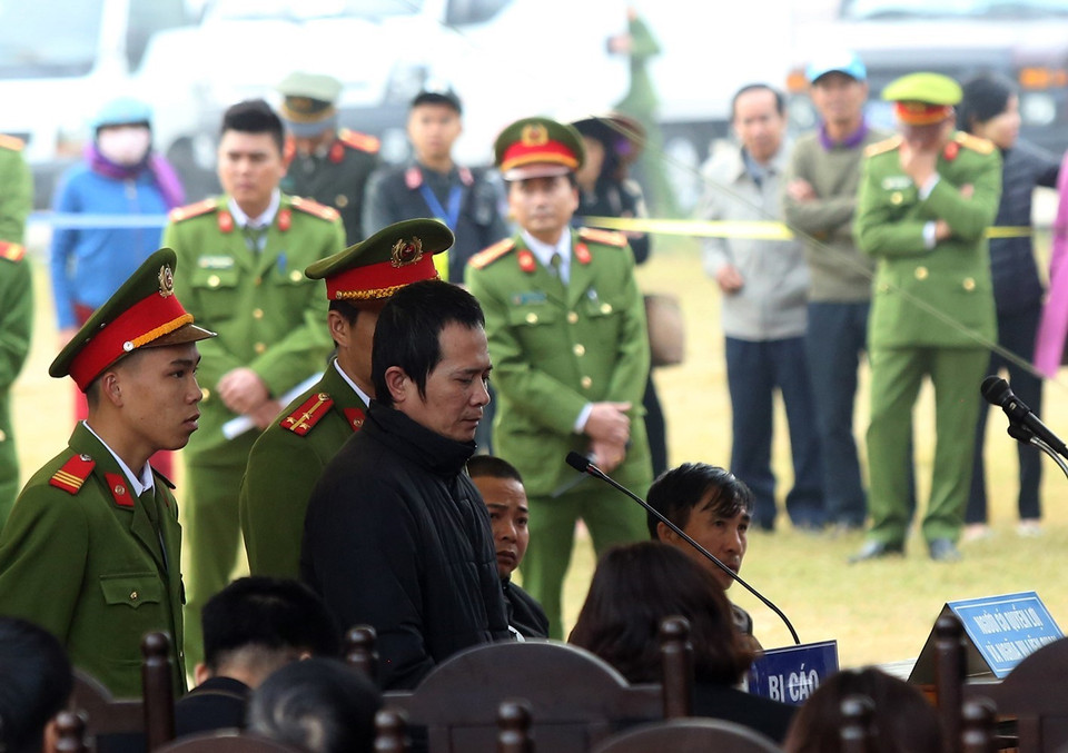 Các bị cáo trả lời trước tòa. (Ảnh: Phan Tuấn Anh/TTXVN)