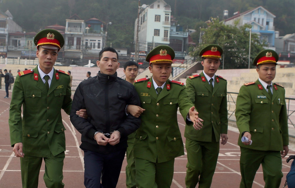  Bị cáo Lường Văn Lả bị dẫn giải tới phiên tòa. (Ảnh: Phan Tuấn Anh/TTXVN)