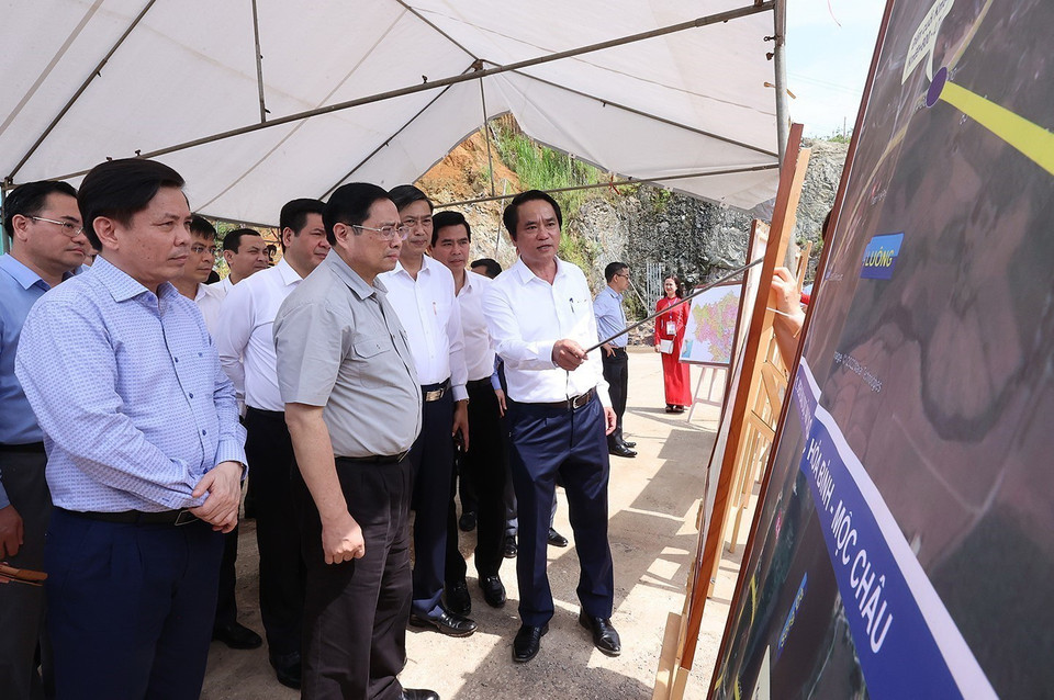 Thủ tướng Phạm Minh Chính kiểm tra điểm cuối tuyến đường cao tốc Hòa Bình-Mộc Châu (xã Phiêng Luông, huyện Mộc Châu). (Ảnh: Dương Giang/TTXVN)