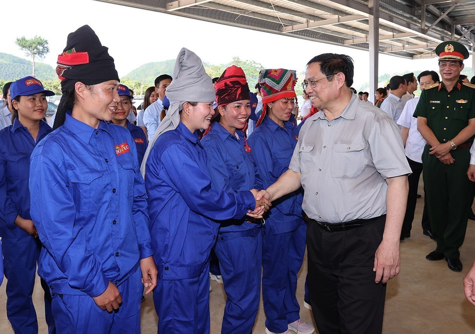 Thủ tướng Phạm Minh Chính thăm công nhân Trung tâm chế biến rau quả Doveco Sơn La. (Ảnh: Dương Giang/TTXVN)