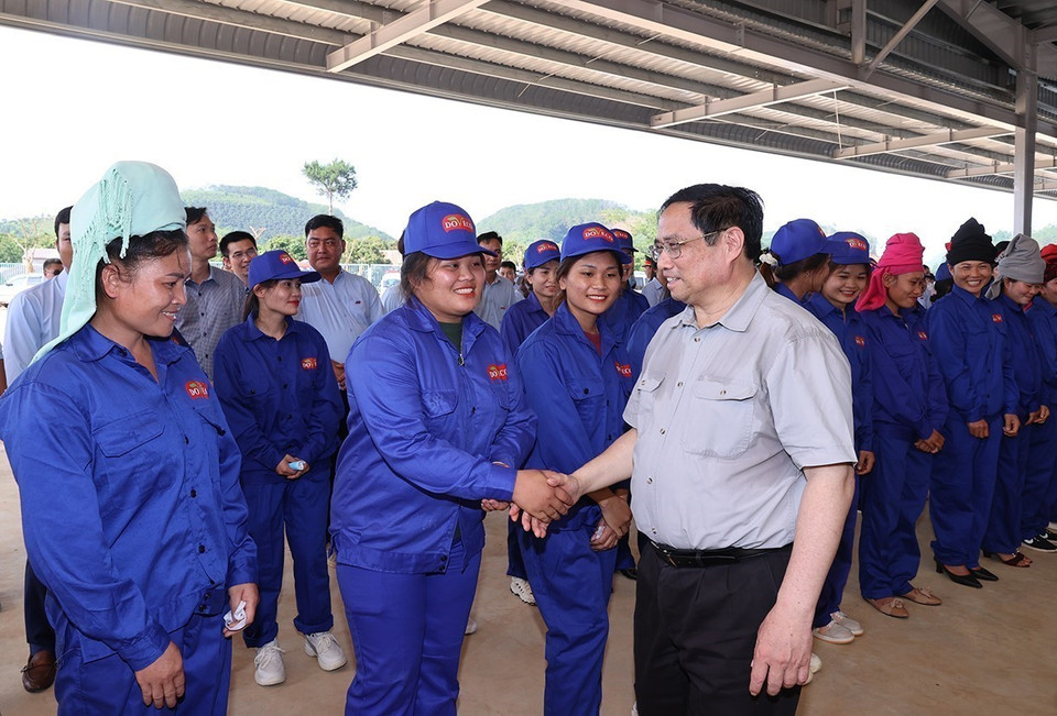 Thủ tướng Phạm Minh Chính thăm công nhân Trung tâm chế biến rau quả Doveco Sơn La. (Ảnh: Dương Giang/TTXVN)