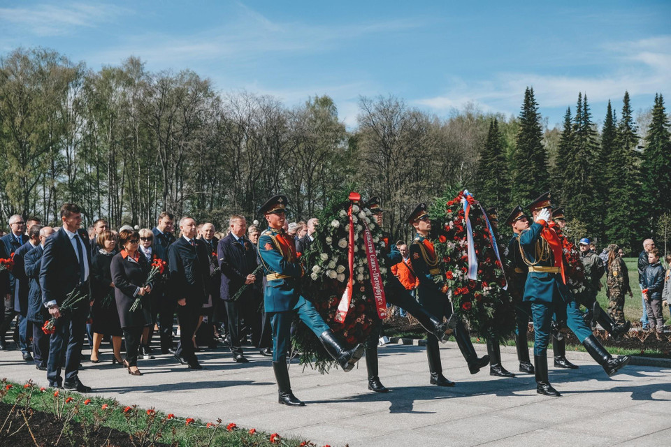 Đại diện chính quyền và đông đảo người dân Sain-Petersburg đặt hoa tri ân các anh hùng chiến thắng chủ nghĩa phátxít. (Ảnh: Tâm Hằng-TTXVN)