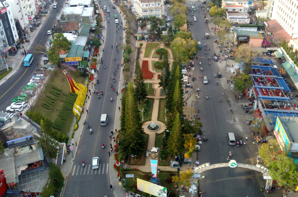 Không gian hoa dọc trục đường Lê Đại Hành (thành phố Đà Lạt) hấp dẫn du khách. (Ảnh: Nhật Anh/TTXVN)