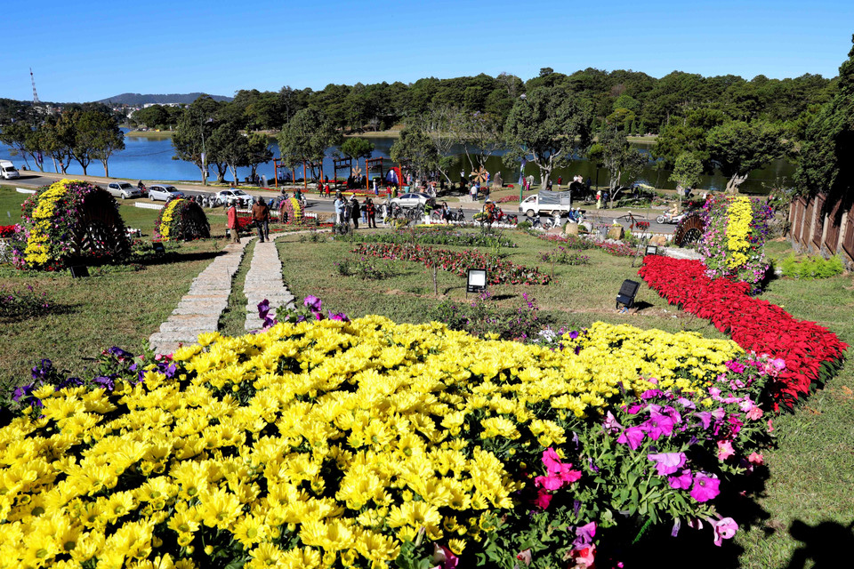 Không gian hoa xung quanh hồ Xuân Hương thu hút du khách đến tham quan. (Ảnh: Nhật Anh/TTXVN)