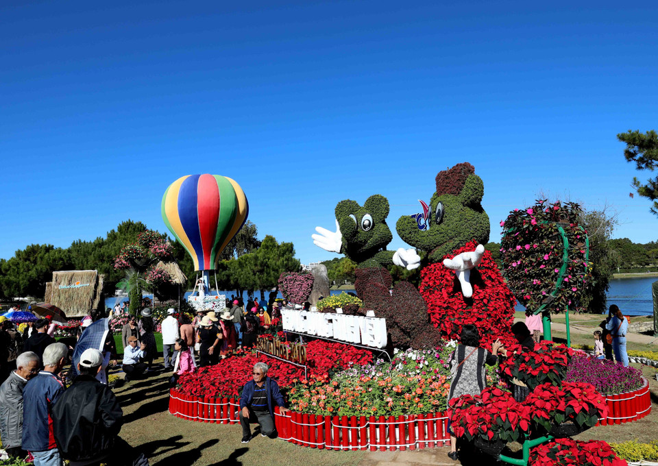 Không gian hoa xung quanh hồ Xuân Hương thu hút du khách đến tham quan. (Ảnh: Nhật Anh/TTXVN)