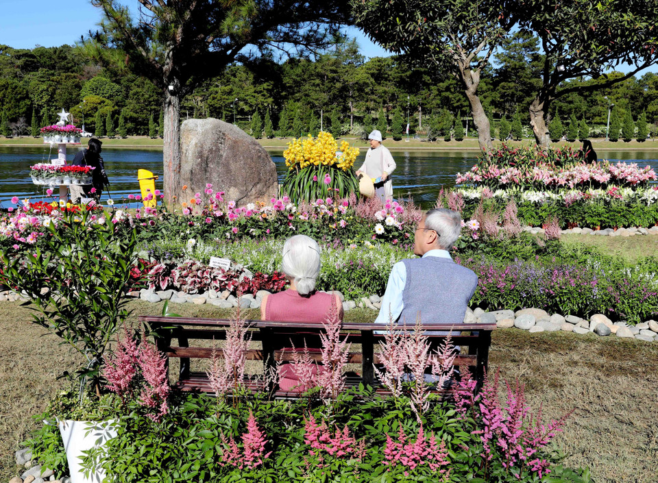 Không gian hoa xung quanh hồ Xuân Hương thu hút du khách đến tham quan. (Ảnh: Nhật Anh/TTXVN)