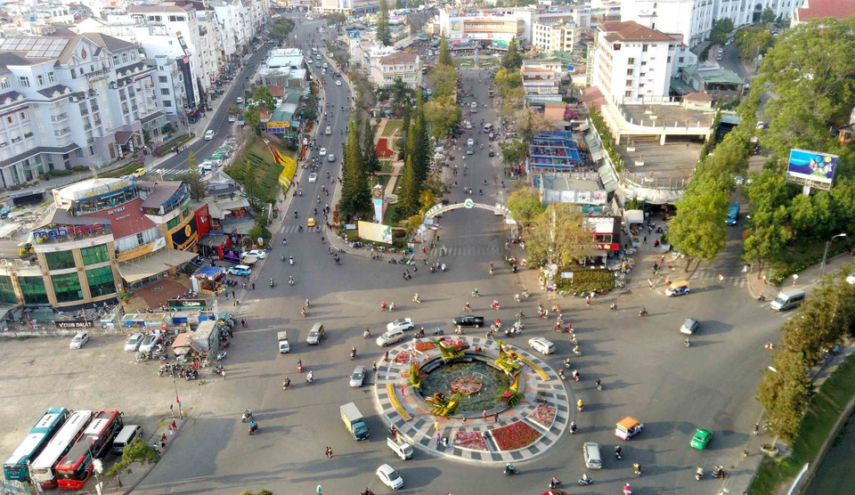 Nhiều địa điểm ở thành phố Đà Lạt trang trí hoa thu hút du khách.(Ảnh: Nhật Anh/TTXVN)