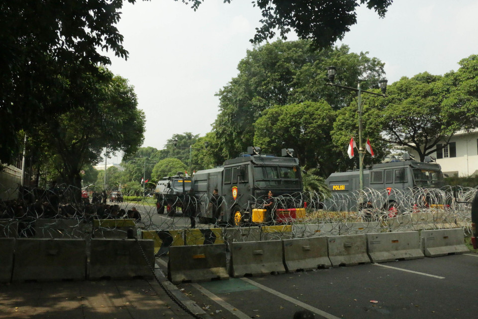 Tuyến đường lớn Imam Bonjol qua KPU bị chặn hàng rào thép gai ở cả hai đầu đường và bên trong có lực lượng cảnh sát dự phòng trực sẵn. (Ảnh: Đỗ Quyên/Vietnam+)