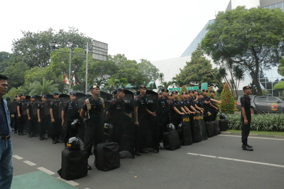 Cảnh sát tập hợp lực lượng trước khi di chuyển đến các điểm nóng tại Thủ đô Jakarta. (Ảnh: Đỗ Quyên/Vietnam+)