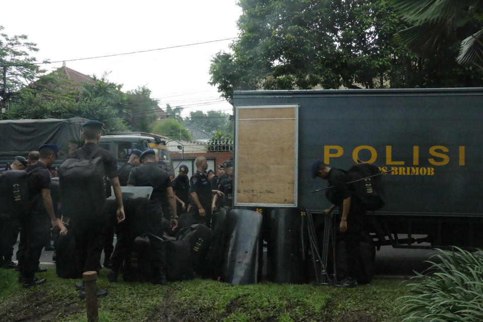 Cảnh sát triển khai các trang bị chống bạo động. (Ảnh: Đỗ Quyên/Vietnam+)