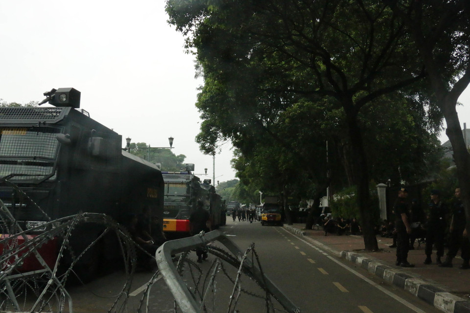 Dây thép gai, các xe tải bọc thép và xe chở bồn nước cùng hàng ngàn nhân viên an ninh đã được bố trí xung quanh KPU và khu vực lân cận. (Ảnh: Đỗ Quyên/Vietnam+)