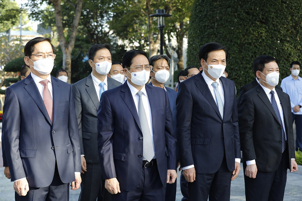 Sáng 18/12, Thủ tướng Phạm Minh Chính và đoàn công tác đến dâng hương tưởng niệm Anh hùng liệt sỹ Võ Thị Sáu tại thị trấn Đất Đỏ. (Ảnh: Dương Giang/TTXVN)