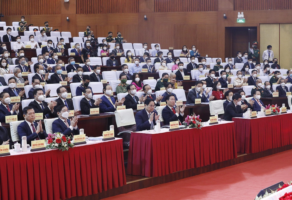 Thủ tướng Phạm Minh Chính và Thường trực Ban Bí thư Võ Văn Thưởng cùng các đại biểu tham dự buổi lễ kỷ niệm 30 năm Ngày thành lập tỉnh Bà Rịa-Vũng Tàu . (Ảnh: Dương Giang/TTXVN)