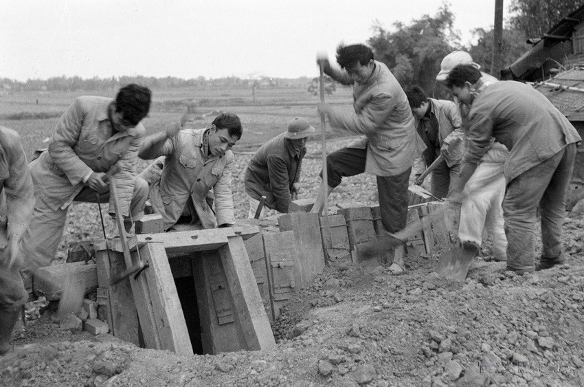 Sửa chữa và làm mới nhiều hầm hào để phòng tránh cho nhân dân Thủ đô trong những ngày máy bay B52 của giặc Mỹ nem bom Hà Nội (1972). (Ảnh: TTXVN)