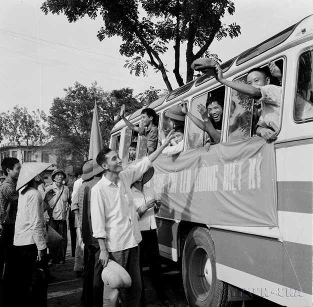 Lễ tiễn thanh niên công ty xây lắp nhà ở Hà Nội tòng quân lên đường chống Mỹ cứu nước (1972). (Ảnh: Duy Nhân/TTXVN)