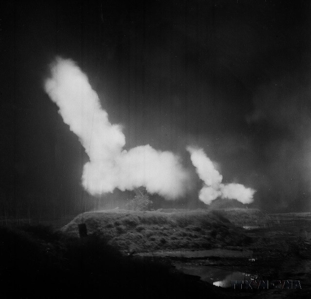 Lực lượng pháo cao xạ của tự vệ Thủ đô nổ súng quyết liệt đánh trả máy bay Mỹ, đêm 20, rạng sáng 21/12/1972. (Ảnh: Thế Trung/TTXVN)