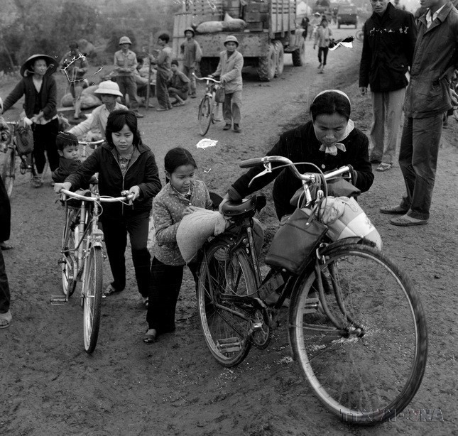 Trong những ngày cuối tháng 12/1972, giặc Mỹ đánh phá ác liệt Hà Nội, phụ nữ, trẻ em và người già tạm thời rời Thủ đô đi sơ tán góp phần đánh thắng giặc Mỹ. (Ảnh: TTXVN)