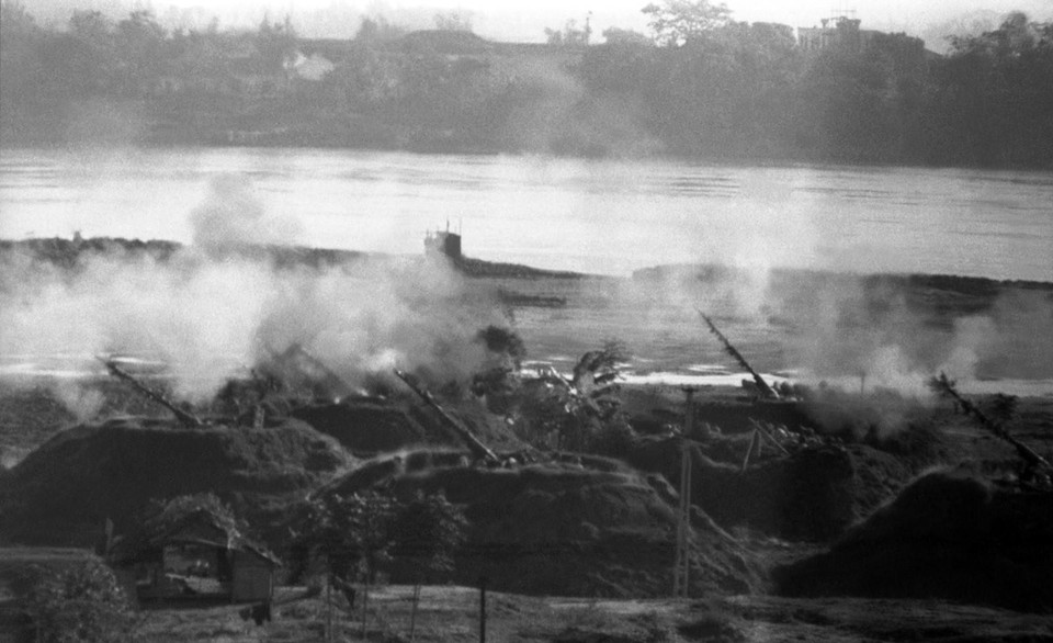 Trận địa pháo cao xạ Hà Nội bảo vệ cầu Long Biên nhả đạn vào máy bay Mỹ. (Ảnh: Minh Lộc/TTXVN)