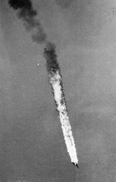  Một trong 5 chiếc máy bay Mỹ bị quân và dân Hà Nội bắn rơi ngày 27/6/1972 đang bốc cháy trên bầu trời Thủ đô. Đây là chiếc máy bay Mỹ thứ 3.700 bị bắn rơi trên bầu trời miền Bắc. (Ảnh: Văn Bảo/TTXVN)