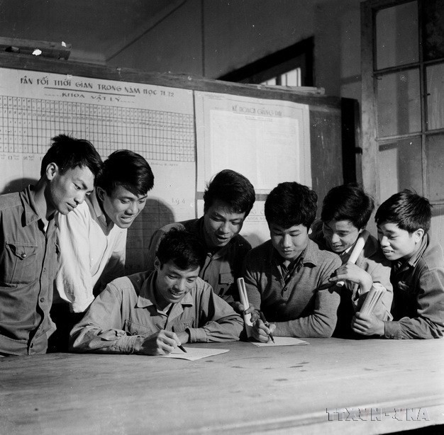 Tự vệ trường Đại học Tổng hợp Hà Nội ghi tên tòng quân chống Mỹ cứu nước hưởng ứng lời kêu gọi của Trung ương Đảng và Chính phủ Việt Nam (1972). (Ảnh: Ngọc Quán/TTXVN)