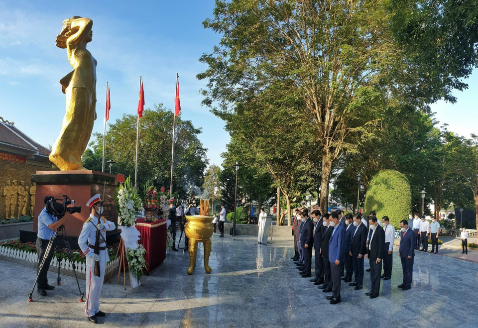 Thủ tướng Phạm Minh Chính và đoàn công tác đến dâng hương tưởng niệm Anh hùng liệt sĩ Võ Thị Sáu tại thị trấn Đất Đỏ. (Ảnh: Dương Giang/TTXVN)